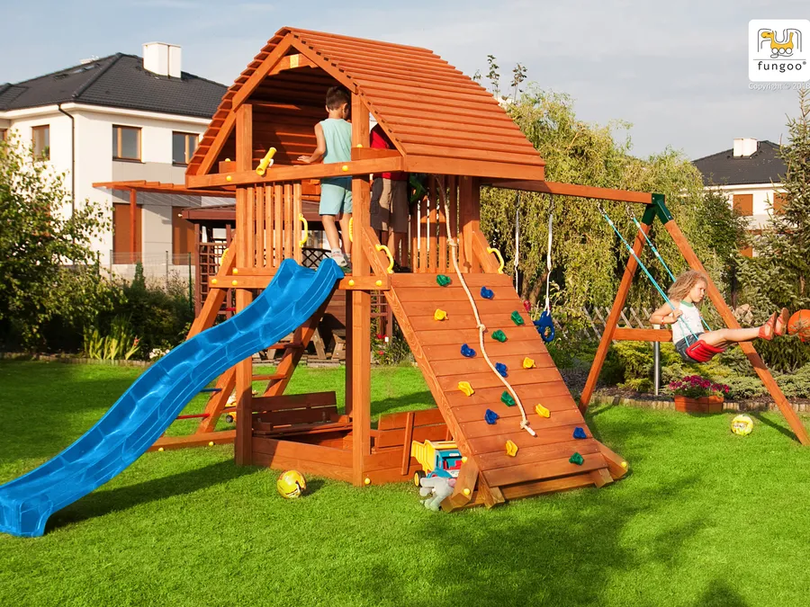 Kinder klettern, rutschen und schaukeln gemeinsam an einem großen Fungoo-Spielturm im Garten