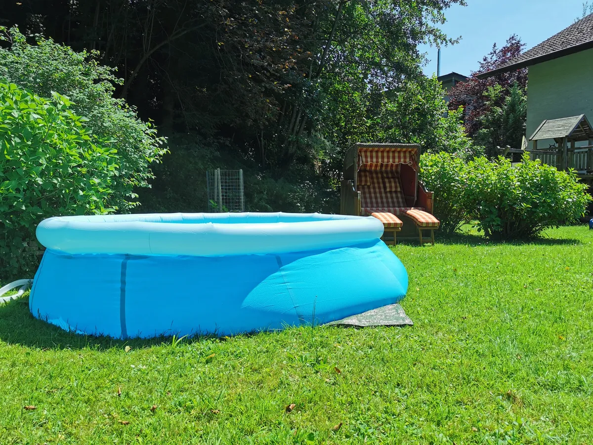 Pool im Garten als Abkühlung an heißen Tagen