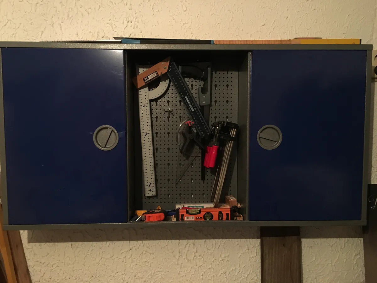 Wandschrank mit Winkel, Wasserwaage, Zollstock und weiterem Werkzeug für den Spielturmaufbau